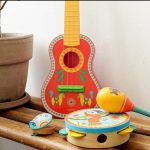 Djeco: drewniana Gitara ANIMAMBO UKULELE 3+ - obrazek 3