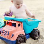 B.TOYS: Sand Truck – ciężarówka z akcesoriami do piasku - obrazek 3