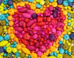 B.TOYS: Pop-Arty! – zestaw do tworzenia biżuterii 500 el. 4+ - obrazek 3
