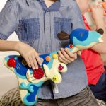 B.TOYS: gitara piesek Woofer do tworzenia i słuchania muzyki - obrazek 2