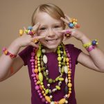 B.TOYS: Pop-Arty! – zestaw do tworzenia biżuterii 500 el. 4+ - obrazek 5