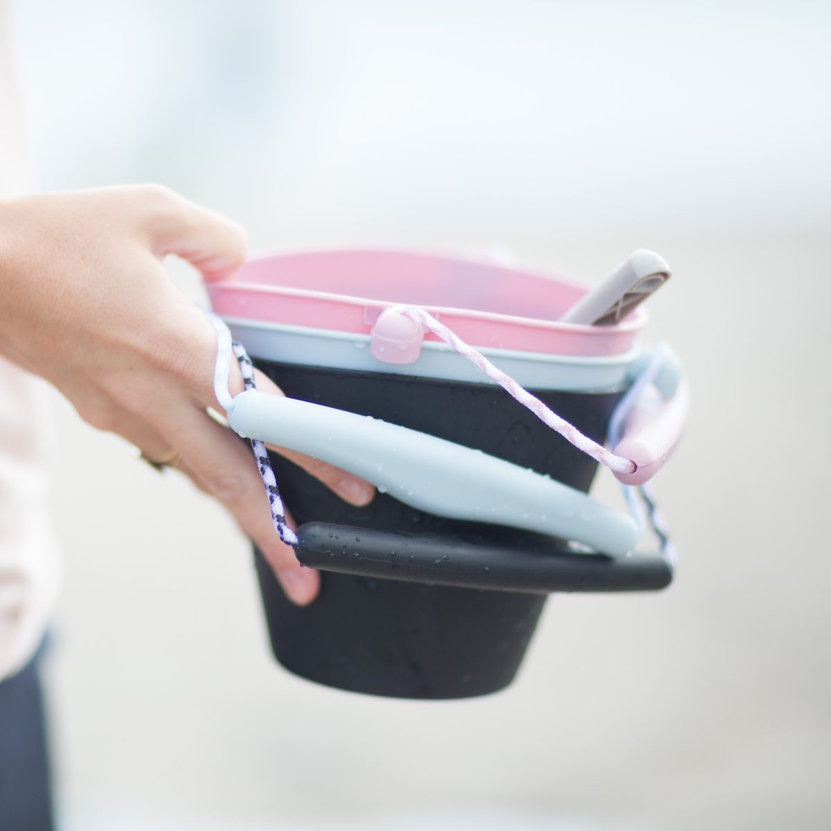 110001_3 Scrunch: składane wiaderko silikonowe do wody i piasku SZAŁWIOWY - obrazek 2