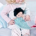 Lilliputiens: szmaciana lalka dzidziuś Ari w koszyczku z ubrankiem i kocykiem - obrazek 2