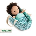 Lilliputiens: szmaciana lalka dzidziuś Ari w koszyczku z ubrankiem i kocykiem