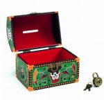 Djeco: Skarbonka z kłódką - SKRZYNIA PIRATA - obrazek 3