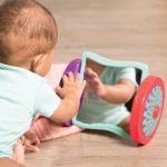 B.toys: Looky-Looky – SENSORYCZNE lusterko na kółkach - obrazek 2