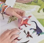 Poppik: Wyklejanka plakat DINOZAURY 7+ - obrazek 2