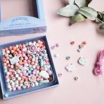 Djeco: Zestaw do tworzenia biżuterii TĘCZA 4+ - obrazek 2