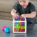 Fat Brain Toy: Elastyczna Kostka sorter InnyBin 10m+ - obrazek 2