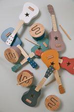 Kids Concept: drewniana gitara dla dziecka LILAC - obrazek 3