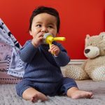 B.box: Gryzak silikonowy do podawania pokarmu, Lemon Sherbet - obrazek 5