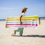The Swim Essentials: luksusowy materac do pływania Tęcza - obrazek 2