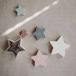 Mushie: piramidka sensoryczna NESTING STAR - obrazek 3