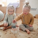Mushie: piramidka sensoryczna NESTING STAR - obrazek 2