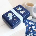A Little Lovely Company: śniadaniówka lunchbox z naklejkami ASTRONAUTA - obrazek 2