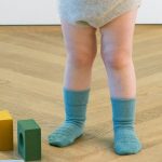 GoBabyGo: antypoślizgowe skarpetki do nauki chodzenia BAMBOO Dusty Blue 1-2 lata - obrazek 3