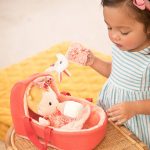 Lilliputiens: lalka dzidziuś w gondoli z komforterem i butelką mleka Lena - obrazek 2