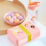 A Little Lovely Company - Śniadaniówka Lunchbox Syreny z naklejkami - obrazek 2