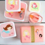 A Little Lovely Company - Śniadaniówka Lunchbox Syreny z naklejkami - obrazek 4