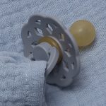 Hi Little One: przytulanka dou dou SERCE z zawieszką na smoczek Baby Blue - obrazek 2