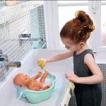 Djeco: Lalka do kąpieli OLIVE chłopiec 32cm POMEA - obrazek 2