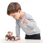 Tender Leaf Toys: Drewniana leśna taksówka - obrazek 2
