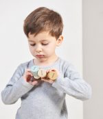 Tender Leaf Toys: Drewniana leśna taksówka - obrazek 3