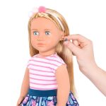 Our Generation: lalka ALESSIA 46cm - blondynka z kompletem biżuterii i przebitymi uszami - obrazek 2
