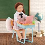 LORI: Lalka LORI UCZENNICA z ŁAWKĄ SZKOLNĄ i akcesoriami - obrazek 7