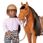 LORI: Lalka Dżokejka CHANDA z koniem Cinnamon - obrazek 2