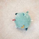 Lilliputiens: Piłka sensoryczna z dźwiękami Smok Joe 6 m+ - obrazek 3