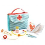 Djeco: Walizka z akcesoriami lekarza KOLEKCJA POMEA