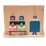 LILLIPUTIENS: Drewniana rozkładana Szkoła z 3 figurkami i akcesoriami - obrazek 7