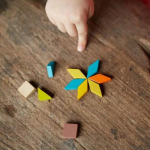 Plan Toys: drewniana układanka Mini Mozaika - obrazek 2