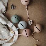 Mushie: etui na smoczek do wózka Kula Ball Stone - obrazek 2