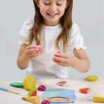 Tender Leaf Toys: Drewniana deska z owocami tropikalnymi do krojenia - obrazek 3