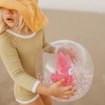 Sunnylife - Dmuchana piłka plażowa 3D -  Ocean Treasure, Rose - obrazek 6