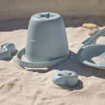 Lassig: zestaw 5 zabawek do piasku - wiaderko, foremki, łopatka Water Friends Niebieski - obrazek 3