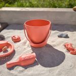 Lassig: zestaw 5 zabawek do piasku - wiaderko, łopatka, foremki Water Friends różowy - obrazek 3