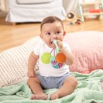 B.toys: Sounds So Squeezy – gryzak z piłeczkami sensorycznymi - obrazek 2