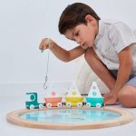 Janod: Pociąg drewniany z torami, łódkami i makietą jeziora Bolid 2+ - obrazek 3