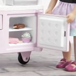 LORI: Laleczka EVELINA z MOBILNYM KRAMEM z LODAMI - obrazek 3