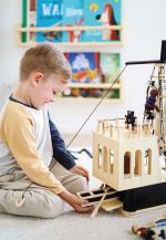 SMALL FOOT: drewniany statek piracki - obrazek 6