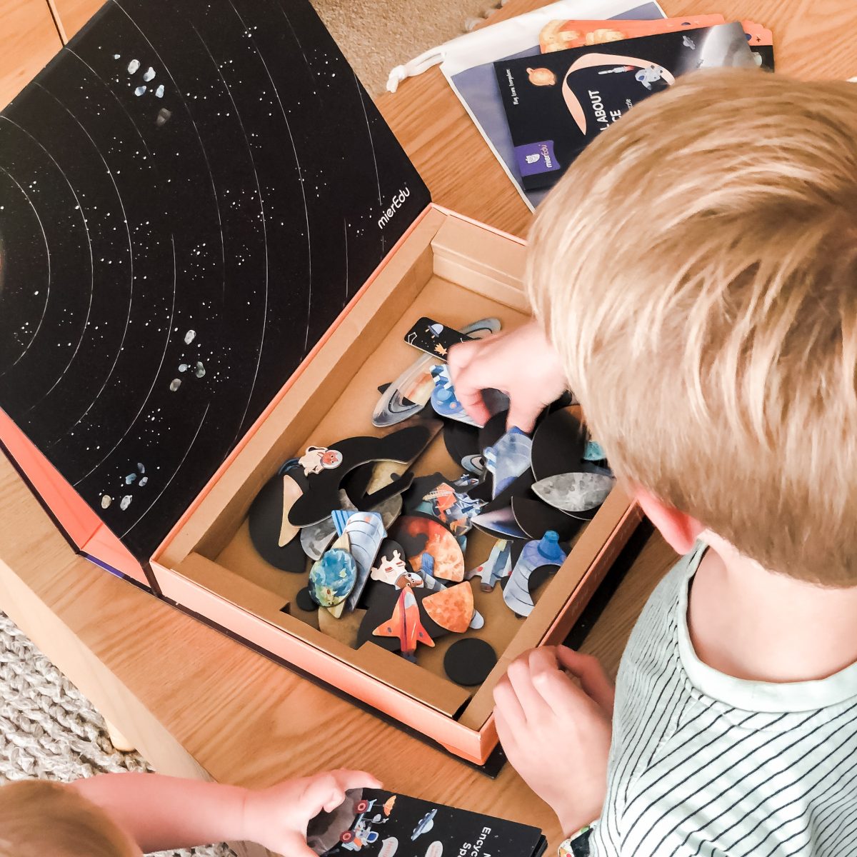 PIC_ME099_72 mierEdu: układanka magnetyczna Kosmos - obrazek 2