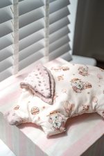 La Millou: ROSSIE by Maja Hyży Minky Poduszka Sleepy Pig - obrazek 2