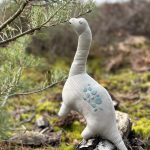 ThreadBear Design: Przytulanka dinozaur Bronty - obrazek 2