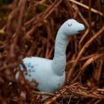 ThreadBear Design: Przytulanka dinozaur Bronty - obrazek 4
