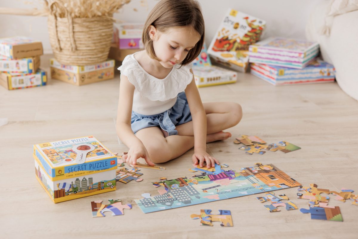 22594_3-scaled LUDATTICA: SECRET PUZZLE – puzzle z TAJEMNICĄ – PLAC BUDOWY 3+ - obrazek 5