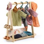 Djeco: Drewniany stojak z wieszakami na ubranka - obrazek 2