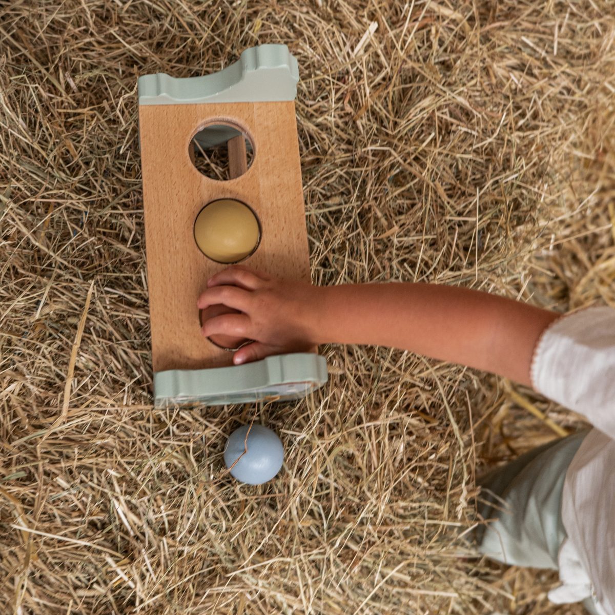 LD7146 - Pounding Bench Little Farm -Hamerbankje met ballen Little Farm (6) Little Dutch: drewniana przebijanka Little Farm - obrazek 4